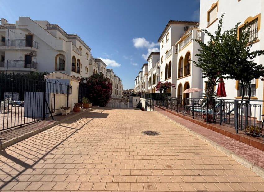 3 slaapkamer Appartement te koop in La Zenia met zwembad - € 204.900 (Ref: 9267618)