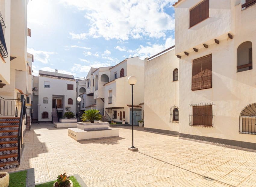 1 sypialnia Penthouse na sprzedaż w Torrevieja z basenem - 115 000 € (Ref: 9267626)