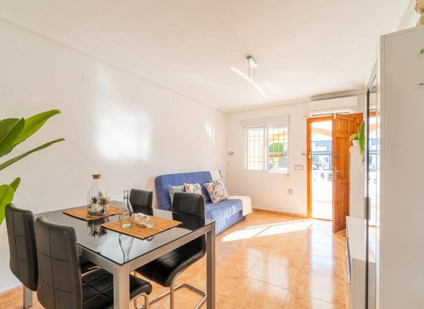 2 makuuhuone Omakotitalo myytävänä paikassa El Limonar mukana uima-altaan - 139 000 € (Ref: 9267635)