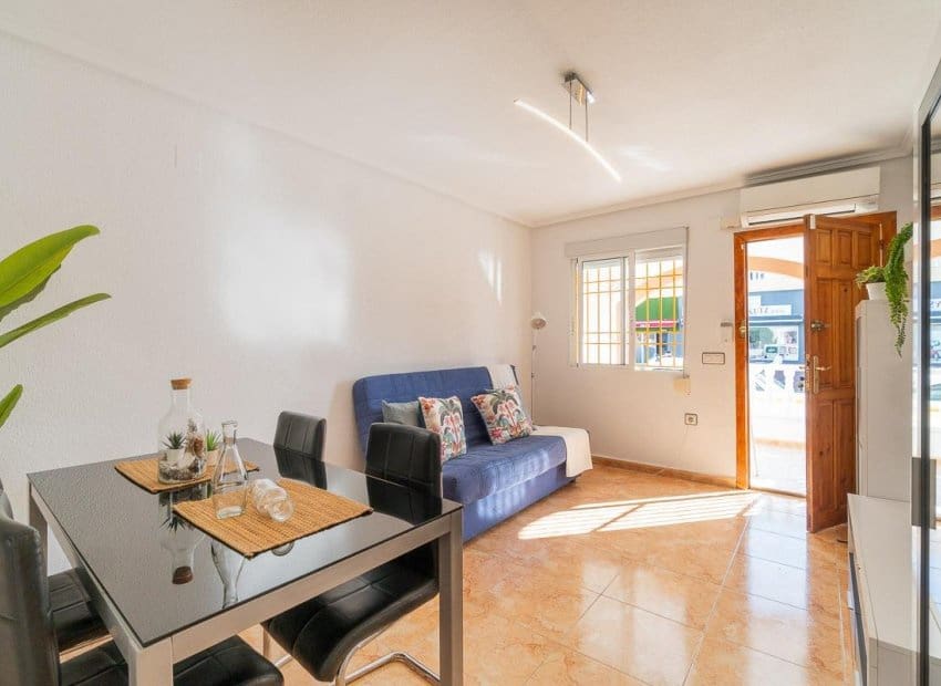 2 makuuhuone Omakotitalo myytävänä paikassa El Limonar mukana uima-altaan - 139 000 € (Ref: 9267635)