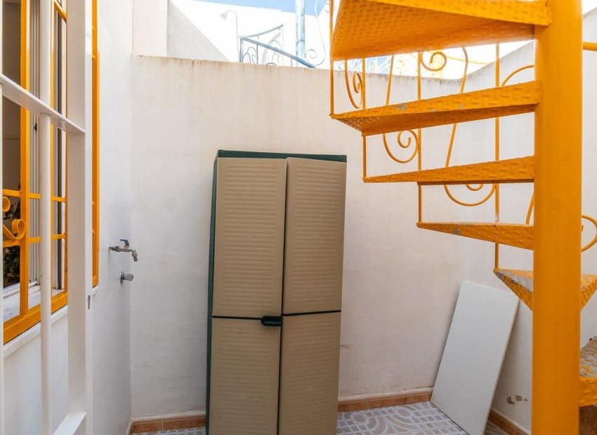 2 makuuhuone Omakotitalo myytävänä paikassa El Limonar mukana uima-altaan - 139 000 € (Ref: 9267635)