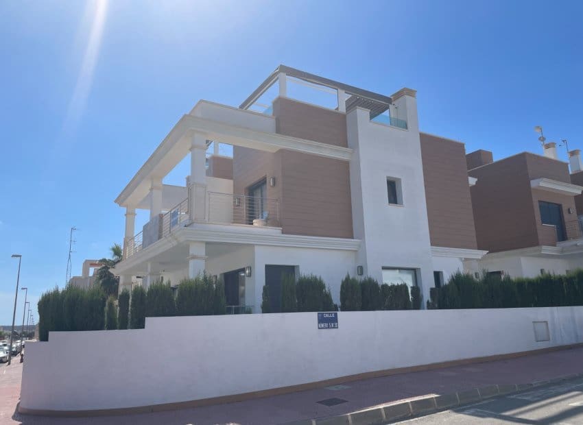 Casa de 3 habitaciones en Ciudad Quesada en venta con piscina - 340.000 € (Ref: 9282448)