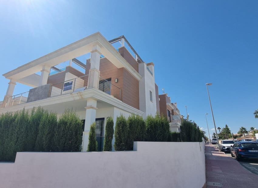 Casa de 3 habitaciones en Ciudad Quesada en venta con piscina - 340.000 € (Ref: 9282448)