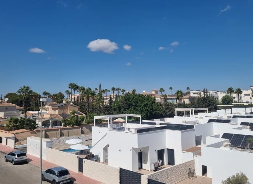 Casa de 3 habitaciones en Ciudad Quesada en venta con piscina - 340.000 € (Ref: 9282448)