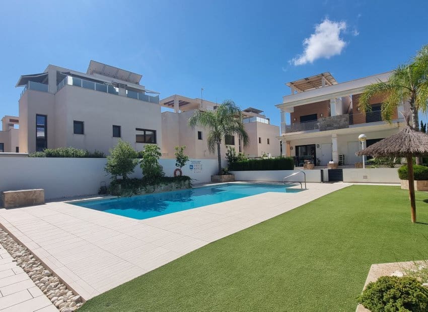 Casa de 3 habitaciones en Ciudad Quesada en venta con piscina - 340.000 € (Ref: 9282448)