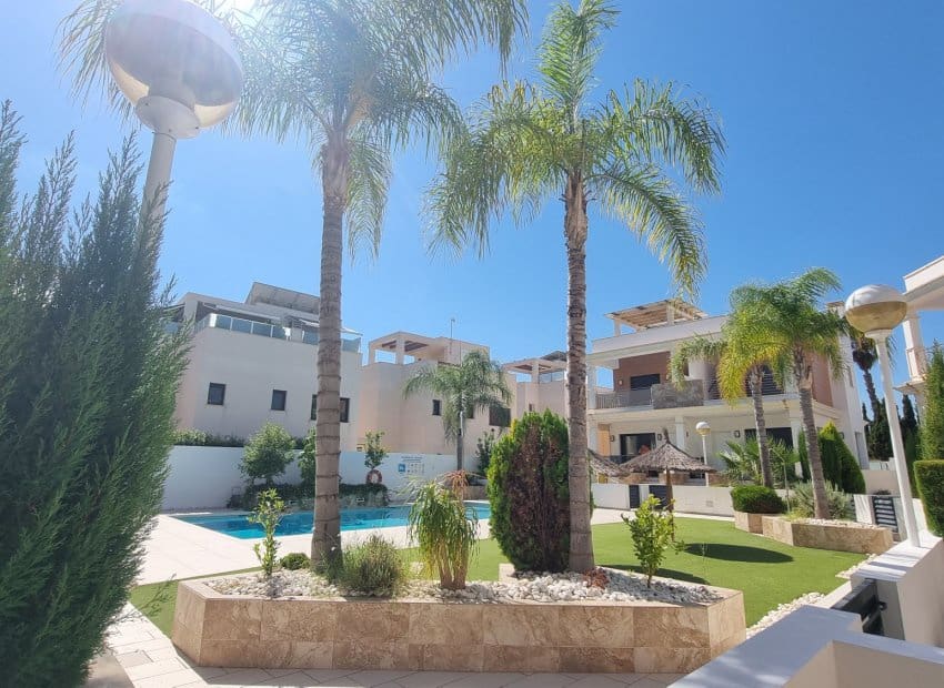 Casa de 3 habitaciones en Ciudad Quesada en venta con piscina - 340.000 € (Ref: 9282448)