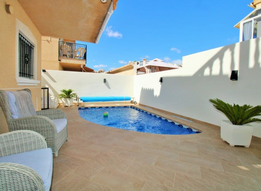 4 bedroom Villa for sale in Villamartin with pool - € 379,000 (Ref: 9308832)