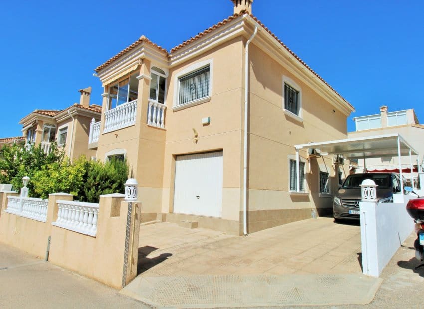 4 bedroom Villa for sale in Villamartin with pool - € 379,000 (Ref: 9308832)
