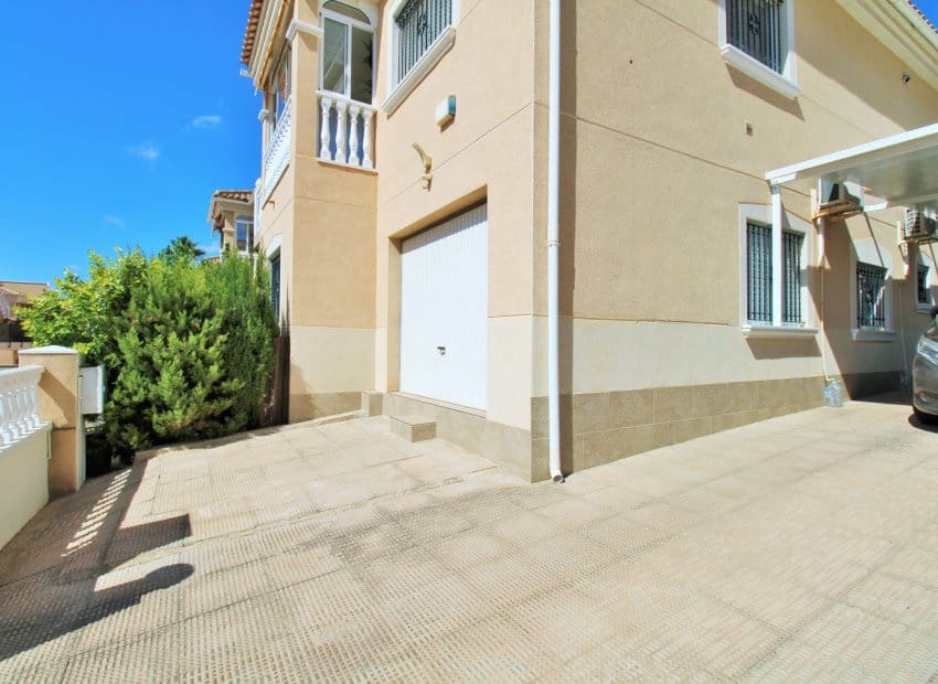 4 bedroom Villa for sale in Villamartin with pool - € 379,000 (Ref: 9308832)