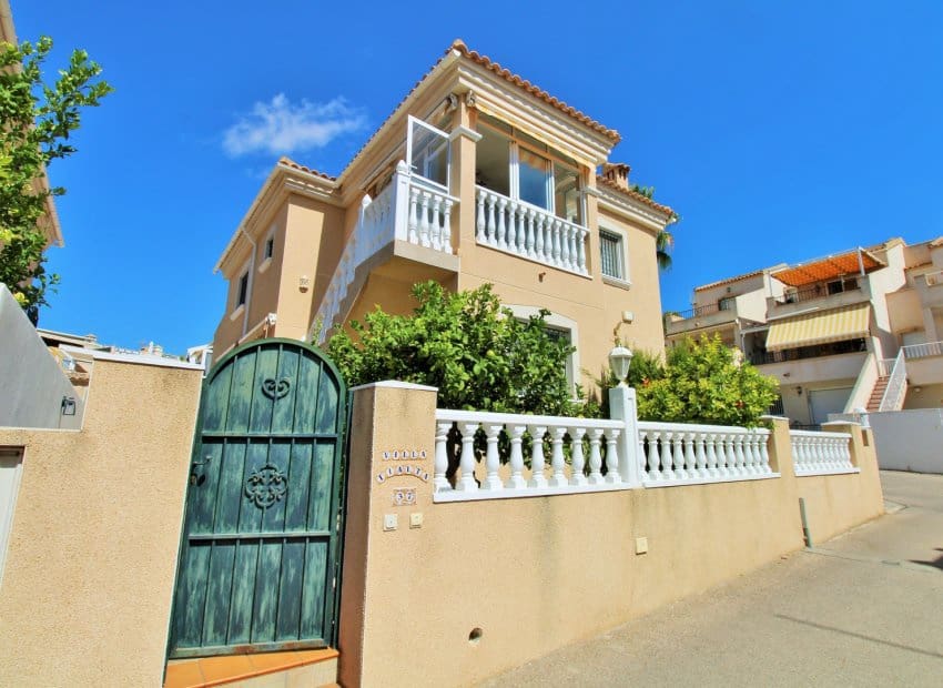 4 bedroom Villa for sale in Villamartin with pool - € 379,000 (Ref: 9308832)