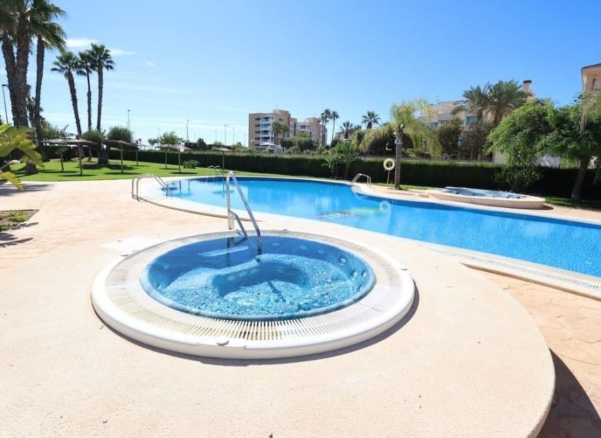 3 quarto Penthouse para venda em Pilar de la Horadada com piscina - 560 000 € (Ref: 9315121)