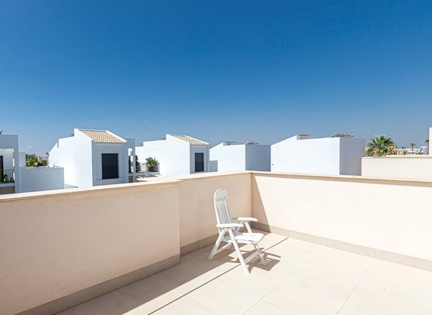 3 slaapkamer Villa te koop in Dona Pepa met zwembad - € 405.000 (Ref: 9325552)