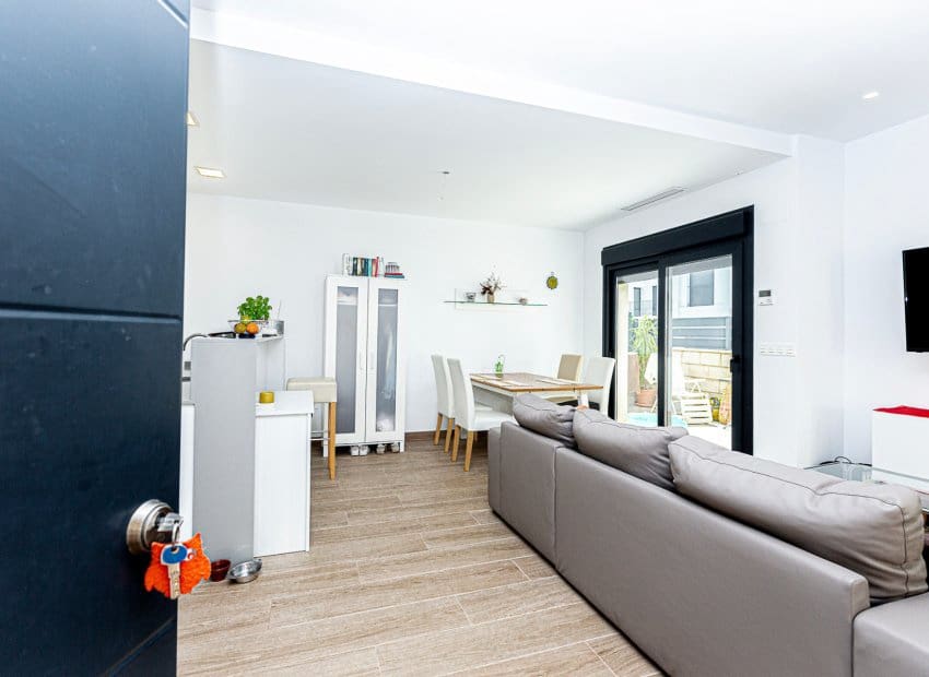 3 slaapkamer Villa te koop in Dona Pepa met zwembad - € 405.000 (Ref: 9325552)