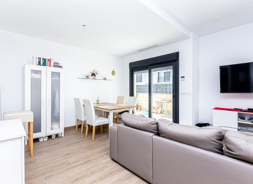 3 slaapkamer Villa te koop in Dona Pepa met zwembad - € 405.000 (Ref: 9325552)