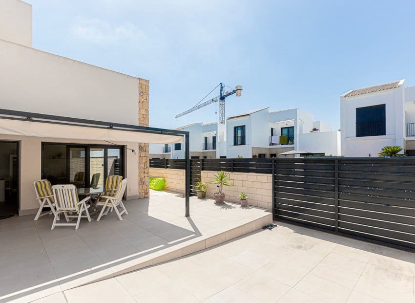 3 slaapkamer Villa te koop in Dona Pepa met zwembad - € 405.000 (Ref: 9325552)