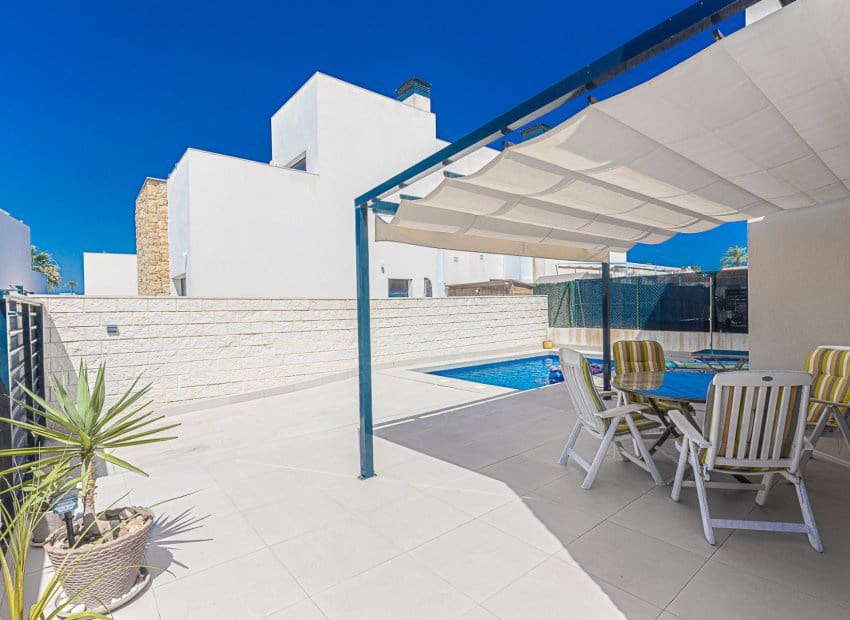 3 slaapkamer Villa te koop in Dona Pepa met zwembad - € 405.000 (Ref: 9325552)