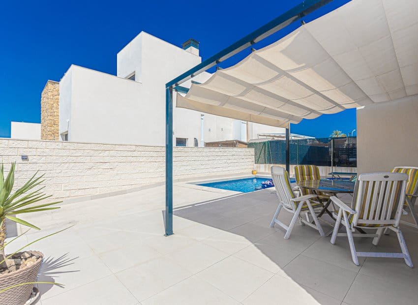 3 slaapkamer Villa te koop in Dona Pepa met zwembad - € 405.000 (Ref: 9325552)