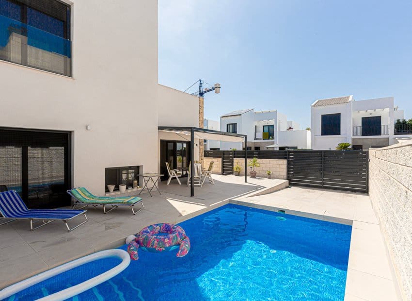 3 slaapkamer Villa te koop in Dona Pepa met zwembad - € 405.000 (Ref: 9325552)