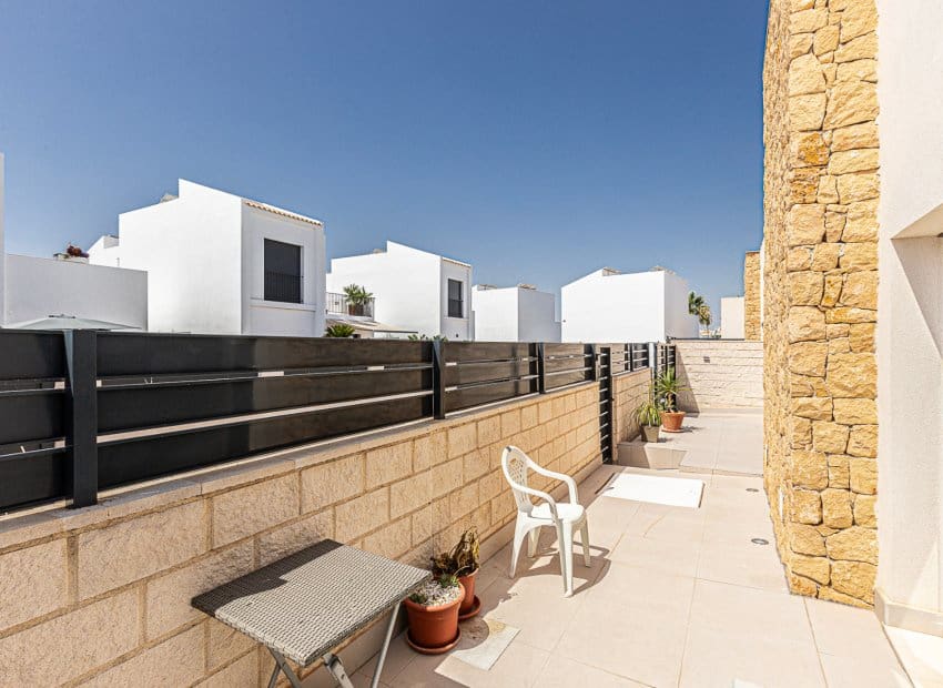 3 slaapkamer Villa te koop in Dona Pepa met zwembad - € 405.000 (Ref: 9325552)