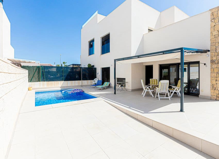 3 slaapkamer Villa te koop in Dona Pepa met zwembad - € 405.000 (Ref: 9325552)