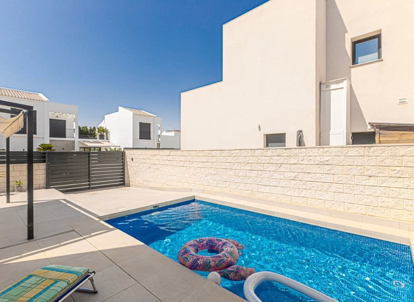 3 slaapkamer Villa te koop in Dona Pepa met zwembad - € 405.000 (Ref: 9325552)