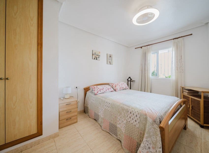 3 makuuhuone Huoneisto myytävänä paikassa Orihuela Costa mukana uima-altaan - 273 000 € (Ref: 9331359)