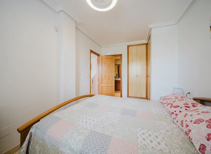 3 makuuhuone Huoneisto myytävänä paikassa Orihuela Costa mukana uima-altaan - 273 000 € (Ref: 9331359)