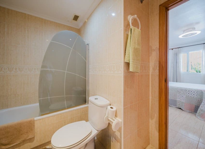 3 makuuhuone Huoneisto myytävänä paikassa Orihuela Costa mukana uima-altaan - 273 000 € (Ref: 9331359)