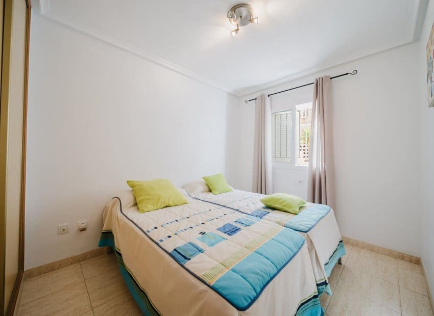 3 makuuhuone Huoneisto myytävänä paikassa Orihuela Costa mukana uima-altaan - 273 000 € (Ref: 9331359)