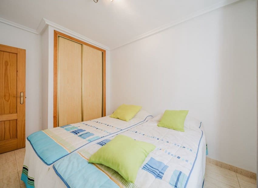 3 makuuhuone Huoneisto myytävänä paikassa Orihuela Costa mukana uima-altaan - 273 000 € (Ref: 9331359)