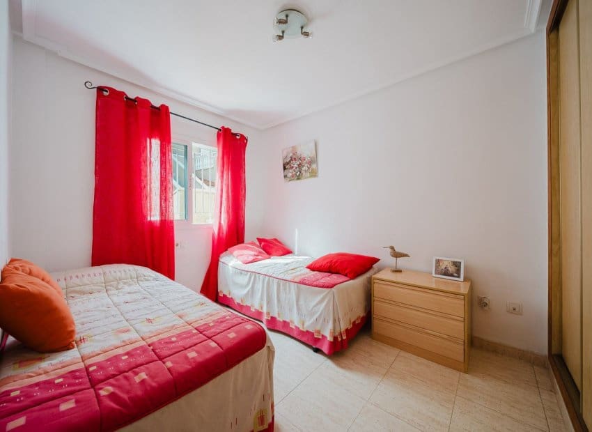 3 makuuhuone Huoneisto myytävänä paikassa Orihuela Costa mukana uima-altaan - 273 000 € (Ref: 9331359)