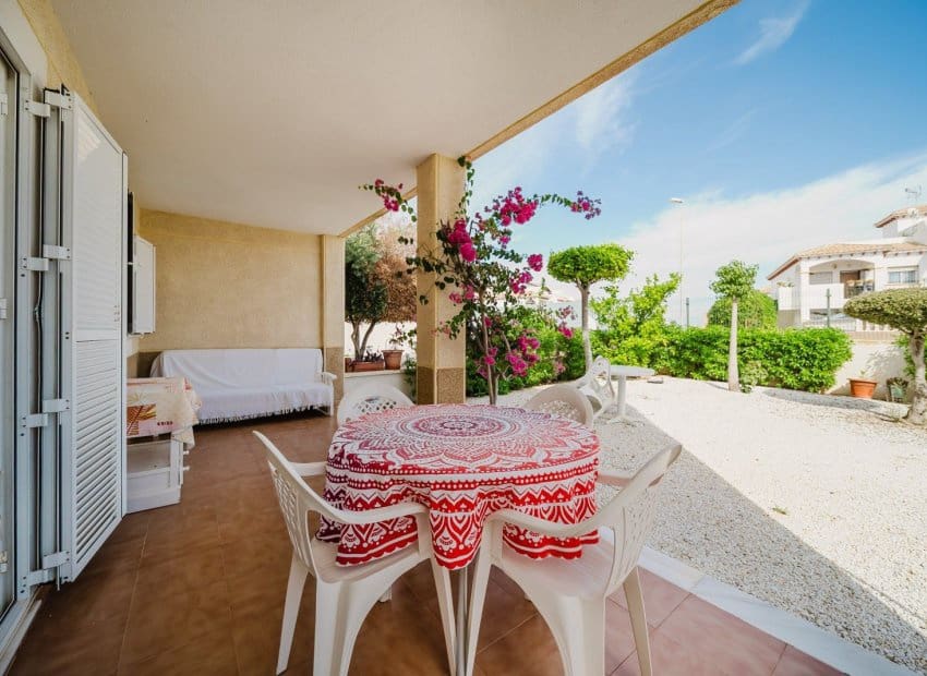 3 makuuhuone Huoneisto myytävänä paikassa Orihuela Costa mukana uima-altaan - 273 000 € (Ref: 9331359)