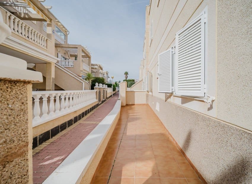 3 makuuhuone Huoneisto myytävänä paikassa Orihuela Costa mukana uima-altaan - 273 000 € (Ref: 9331359)