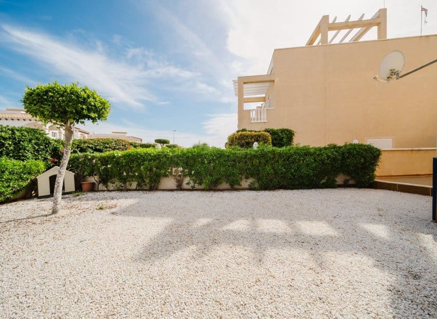 3 makuuhuone Huoneisto myytävänä paikassa Orihuela Costa mukana uima-altaan - 273 000 € (Ref: 9331359)