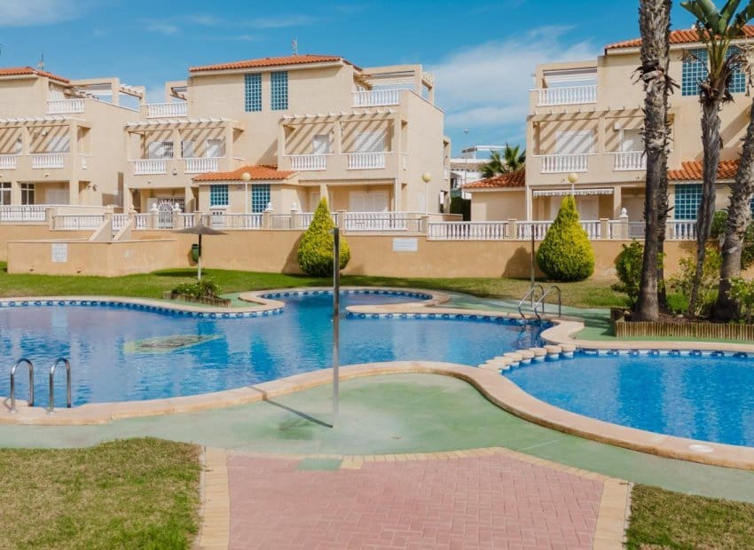 3 makuuhuone Huoneisto myytävänä paikassa Orihuela Costa mukana uima-altaan - 273 000 € (Ref: 9331359)