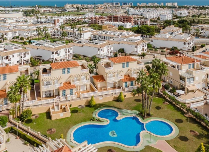 3 makuuhuone Huoneisto myytävänä paikassa Orihuela Costa mukana uima-altaan - 273 000 € (Ref: 9331359)