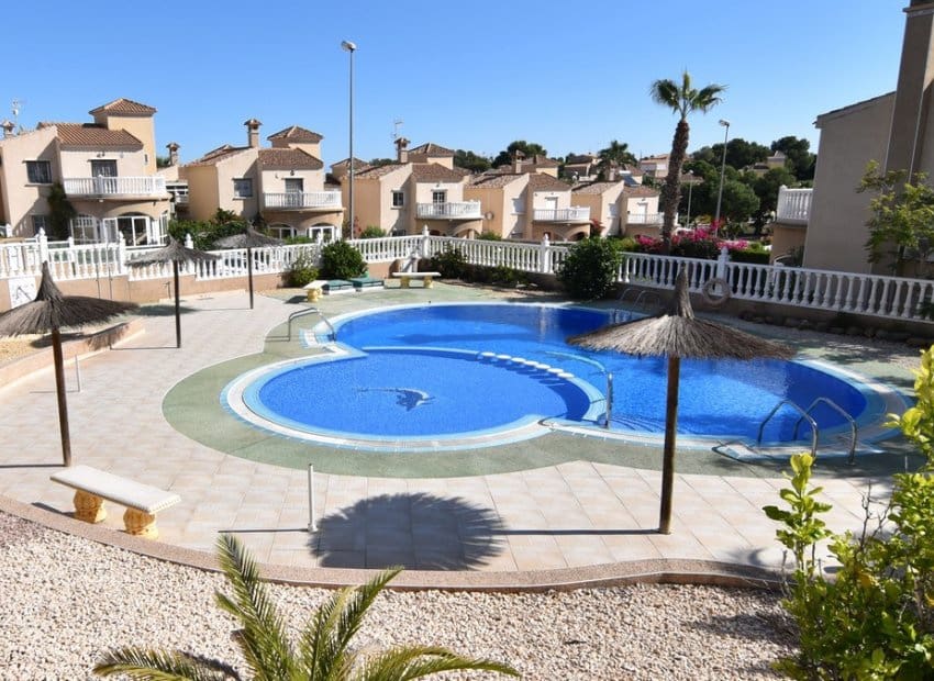 2 soveværelse Semi-Rækkehus til salg i Villamartin med swimmingpool - € 345.000 (Ref: 9345586)