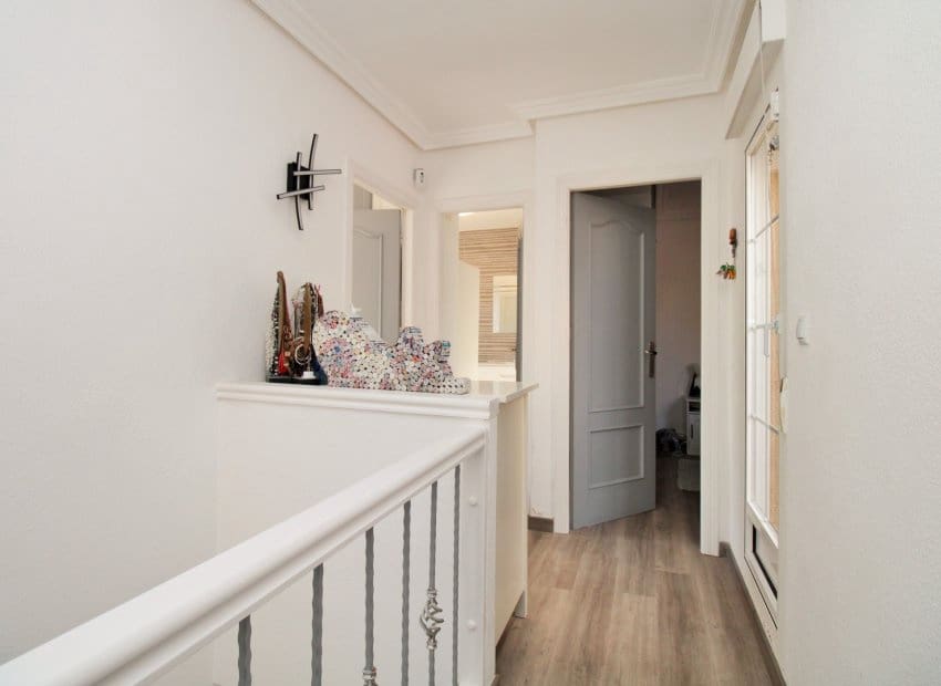 2 soveværelse Semi-Rækkehus til salg i Villamartin med swimmingpool - € 345.000 (Ref: 9345586)