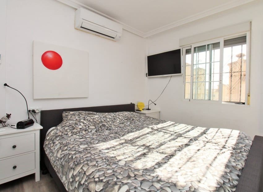 2 soveværelse Semi-Rækkehus til salg i Villamartin med swimmingpool - € 345.000 (Ref: 9345586)