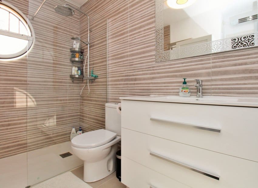 2 soveværelse Semi-Rækkehus til salg i Villamartin med swimmingpool - € 345.000 (Ref: 9345586)