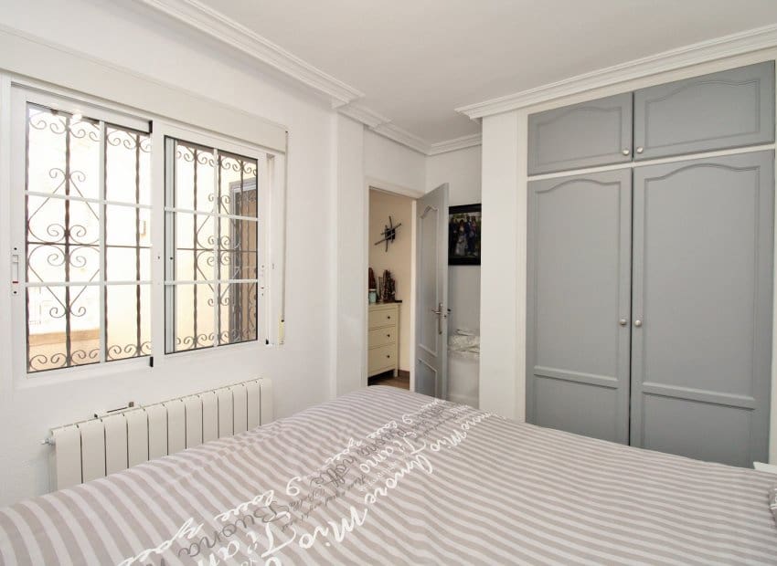 2 soveværelse Semi-Rækkehus til salg i Villamartin med swimmingpool - € 345.000 (Ref: 9345586)