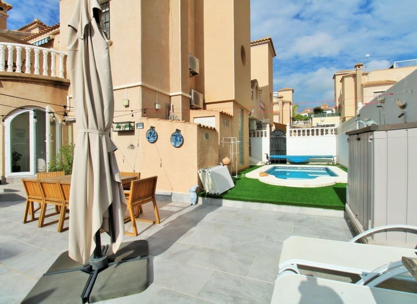 2 soveværelse Semi-Rækkehus til salg i Villamartin med swimmingpool - € 345.000 (Ref: 9345586)