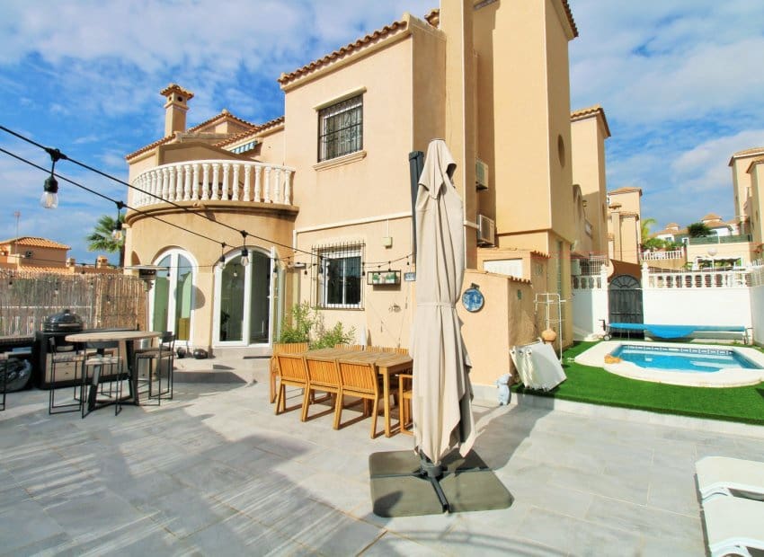 2 soveværelse Semi-Rækkehus til salg i Villamartin med swimmingpool - € 345.000 (Ref: 9345586)