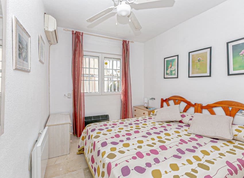 2 bedroom Bungalow for sale in Playa Flamenca with pool - € 199,999 (Ref: 9348496)