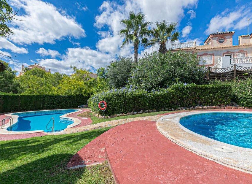 2 bedroom Bungalow for sale in Playa Flamenca with pool - € 199,999 (Ref: 9348496)