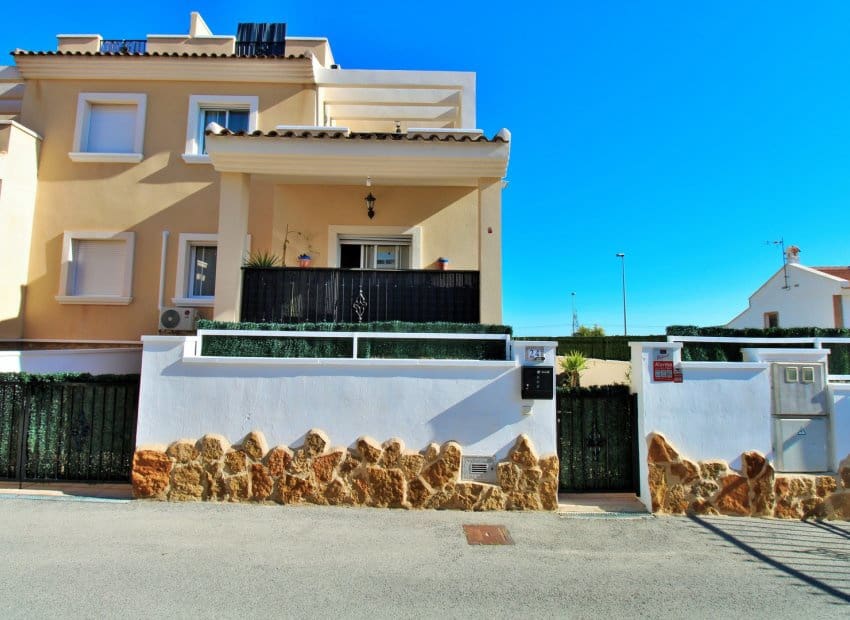 4 soveværelse Byhus til salg i San Miguel de Salinas med swimmingpool - € 239.995 (Ref: 9350107)