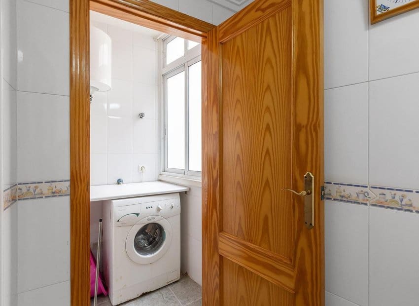 Apartamento de 2 habitaciones en Torrevieja en venta con piscina - 170.000 € (Ref: 9357663)