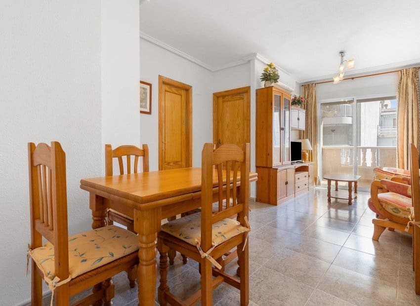 Apartamento de 2 habitaciones en Torrevieja en venta con piscina - 170.000 € (Ref: 9357663)