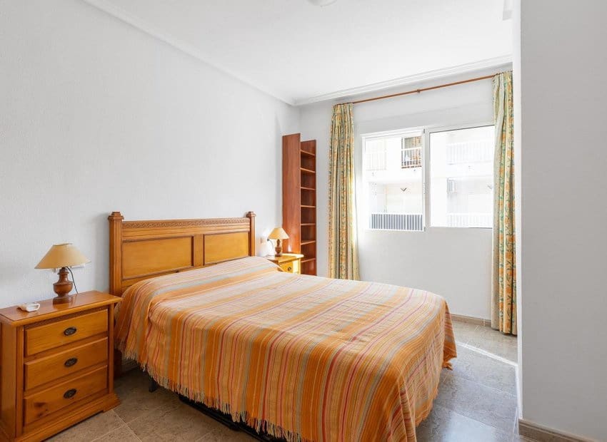 Apartamento de 2 habitaciones en Torrevieja en venta con piscina - 170.000 € (Ref: 9357663)