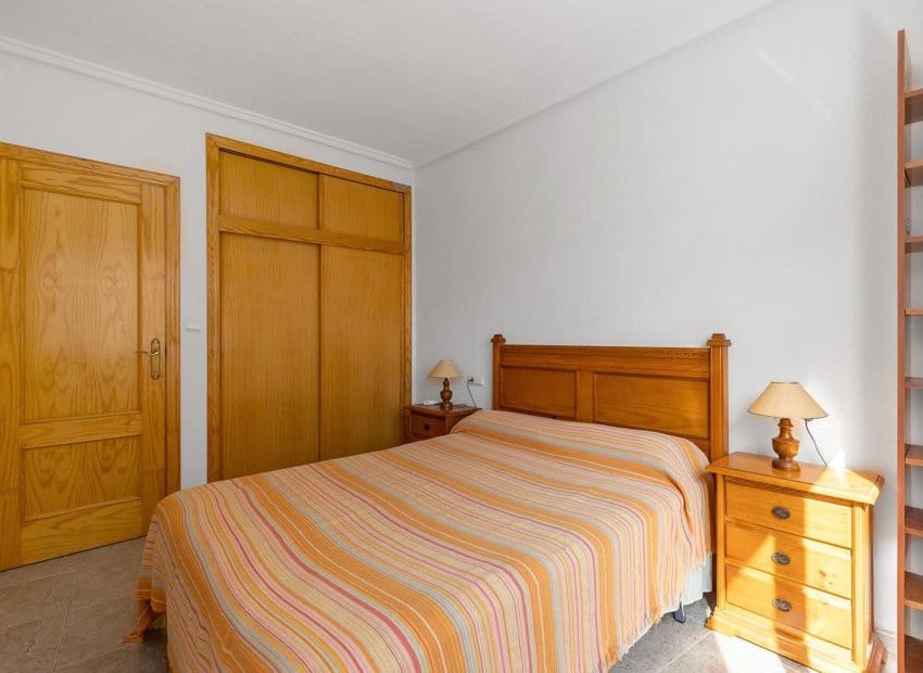 Apartamento de 2 habitaciones en Torrevieja en venta con piscina - 170.000 € (Ref: 9357663)